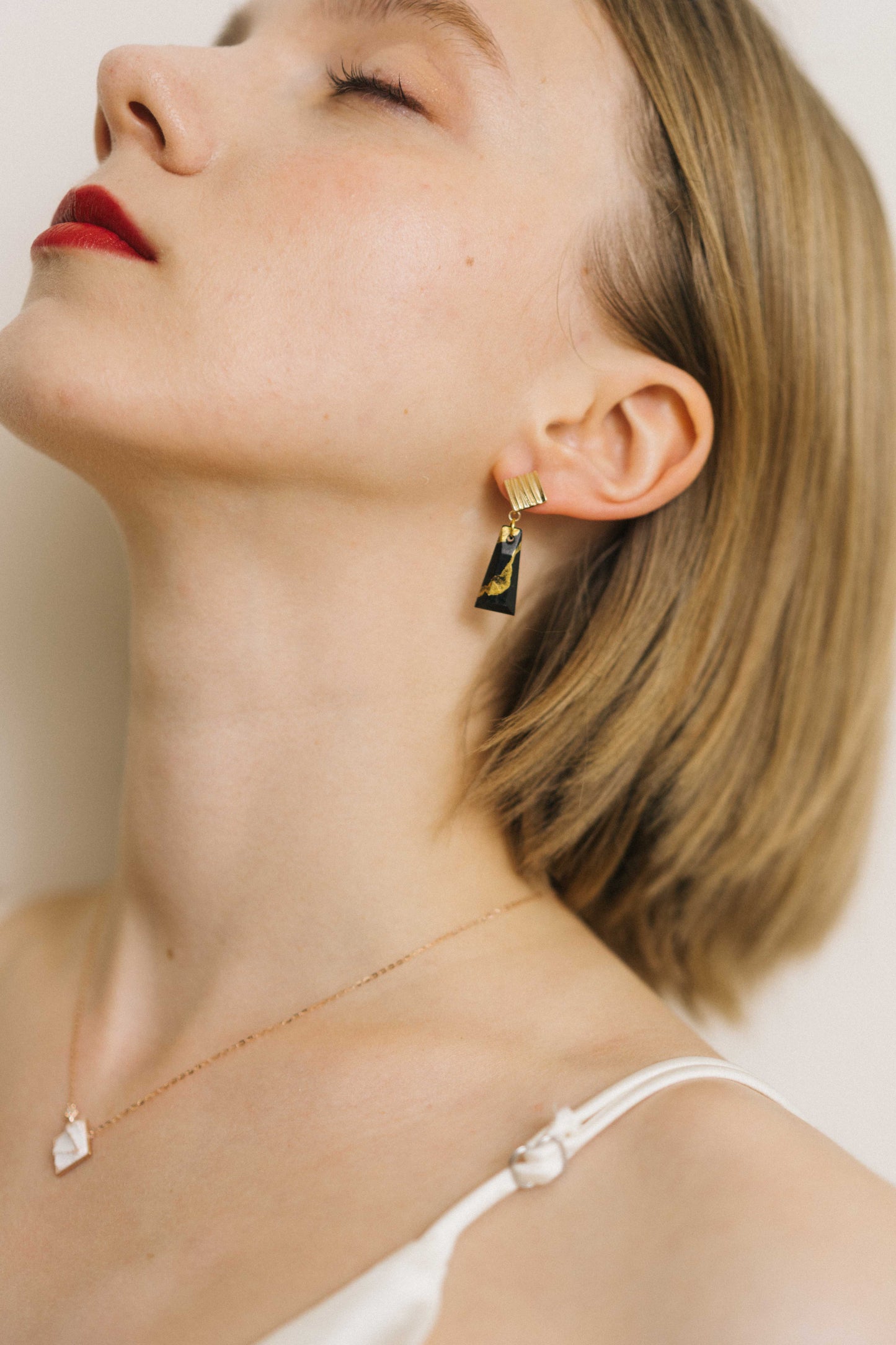 流沙系列｜黑金砂短詩耳環 Drifting Sand Series｜Black Golden Sand — A Short Poem Earrings