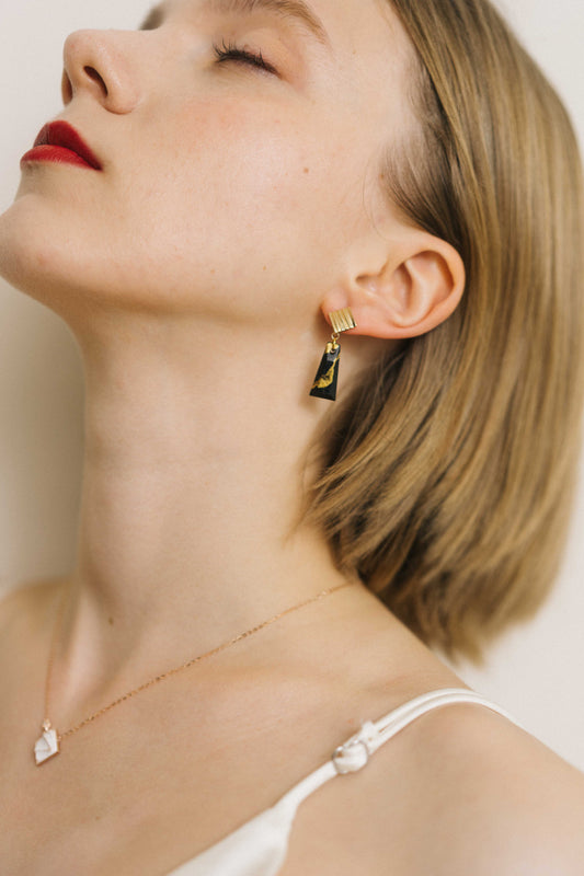 流沙系列｜黑金砂短詩耳環 Drifting Sand Series｜Black Golden Sand — A Short Poem Earrings