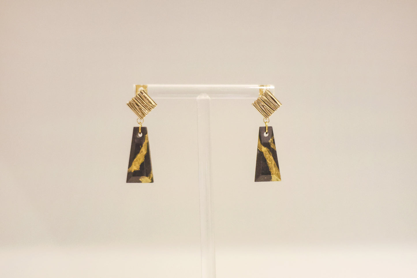 流沙系列｜黑金砂短詩耳環 Drifting Sand Series｜Black Golden Sand — A Short Poem Earrings