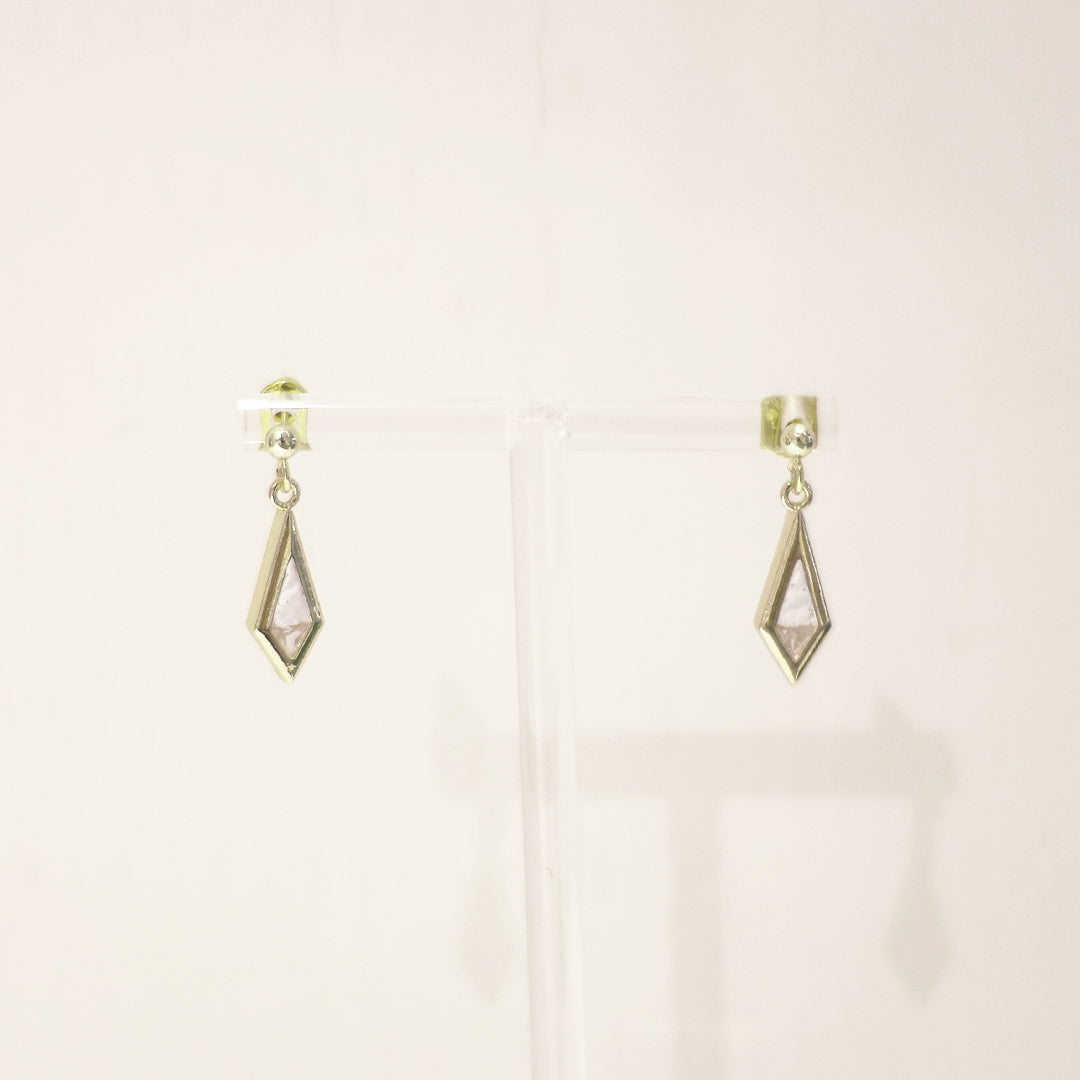 水晶系列｜白金色菱形水晶（短）耳環  Crystal Series｜Gold Diamond-Shaped Crystal Short Earrings