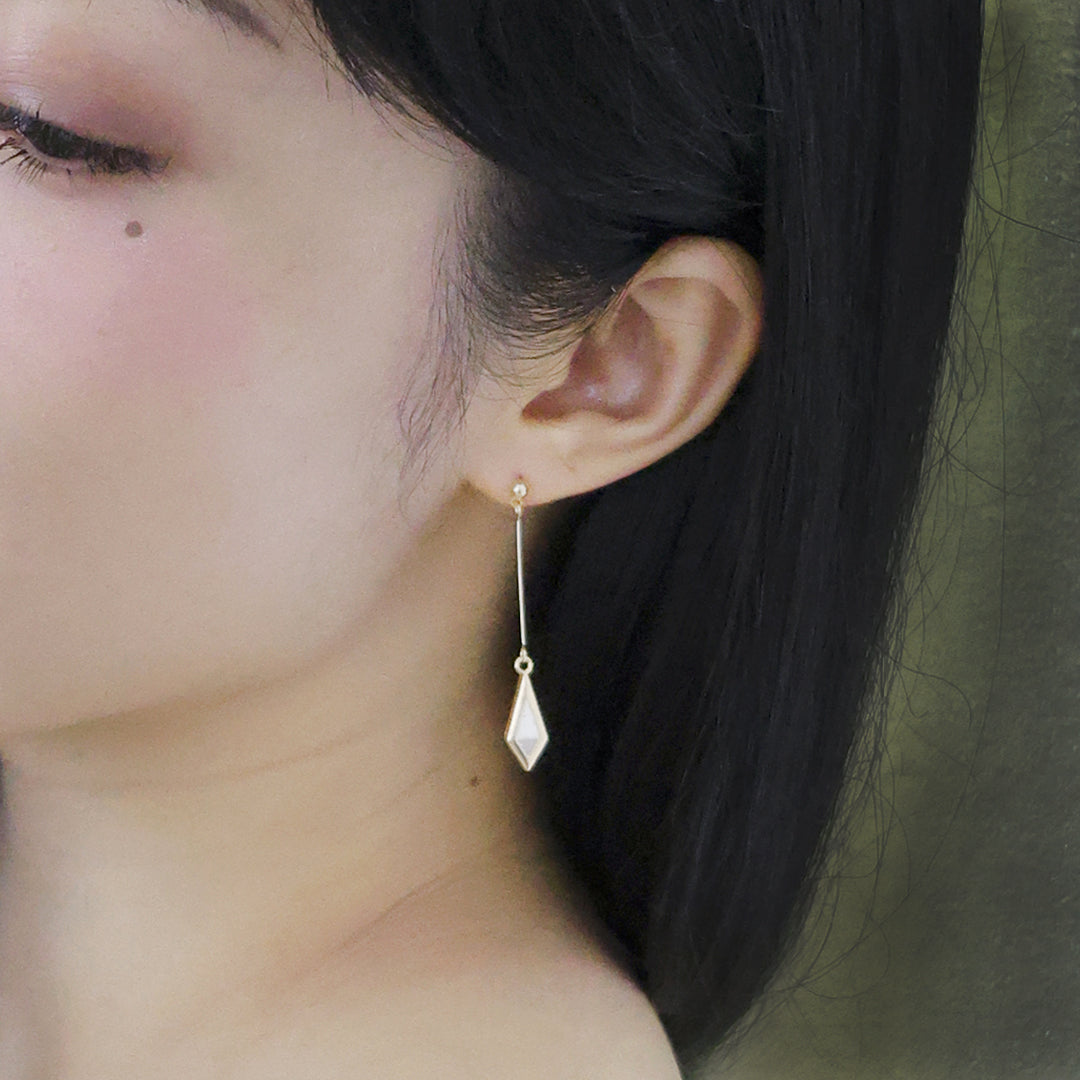 水晶系列｜白金色菱形水晶（長）耳環   Crystal Series｜Day Diamond-Shaped Crystal Long Gold Earrings