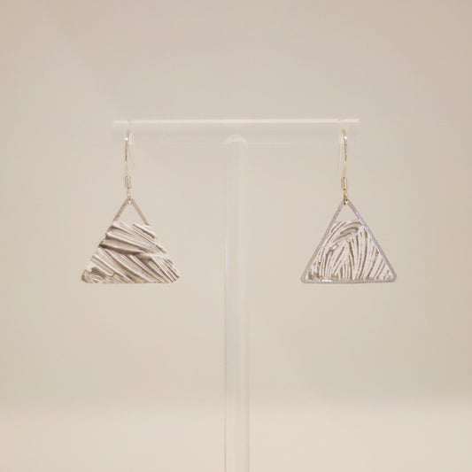 線條系列｜白銀色三角垂吊線條水泥耳環 Line Series｜Silver Triangle Cement Earrings