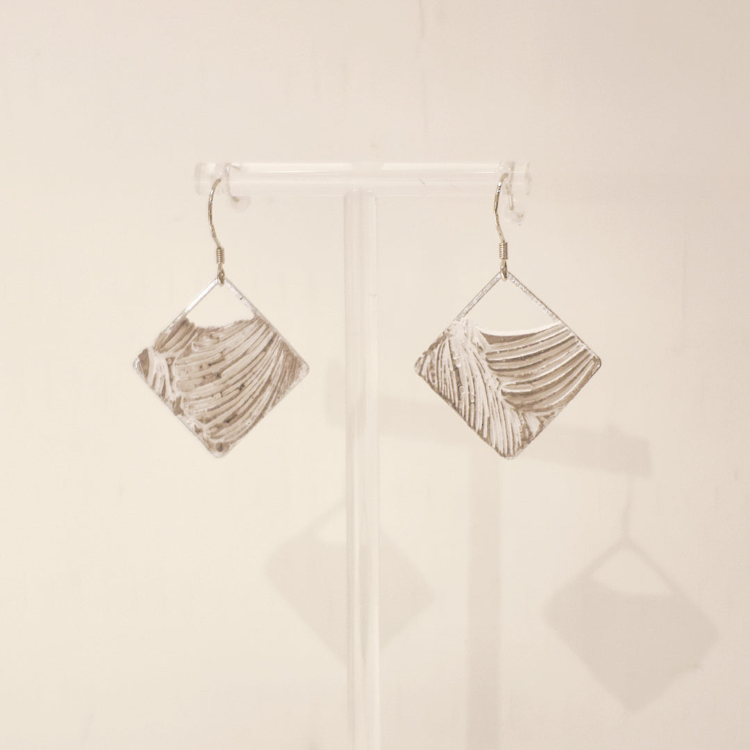 線條系列｜白銀色菱形垂吊線條水泥耳環 Line Series｜Silver Diamond Cement Earrings