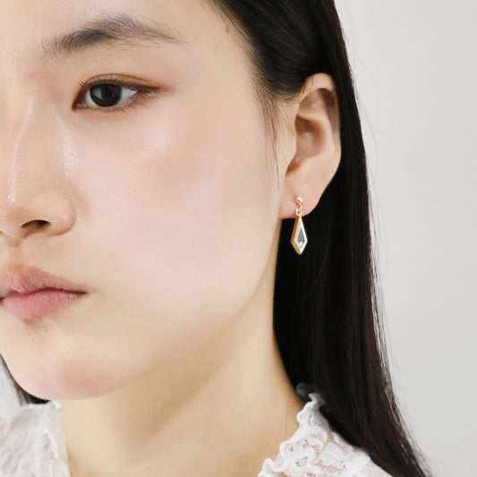 水晶系列｜黑夜菱形水晶短金耳環   Crystal Series｜Night Diamond-Shaped Crystal Short Gold Earrings in Dark Gold