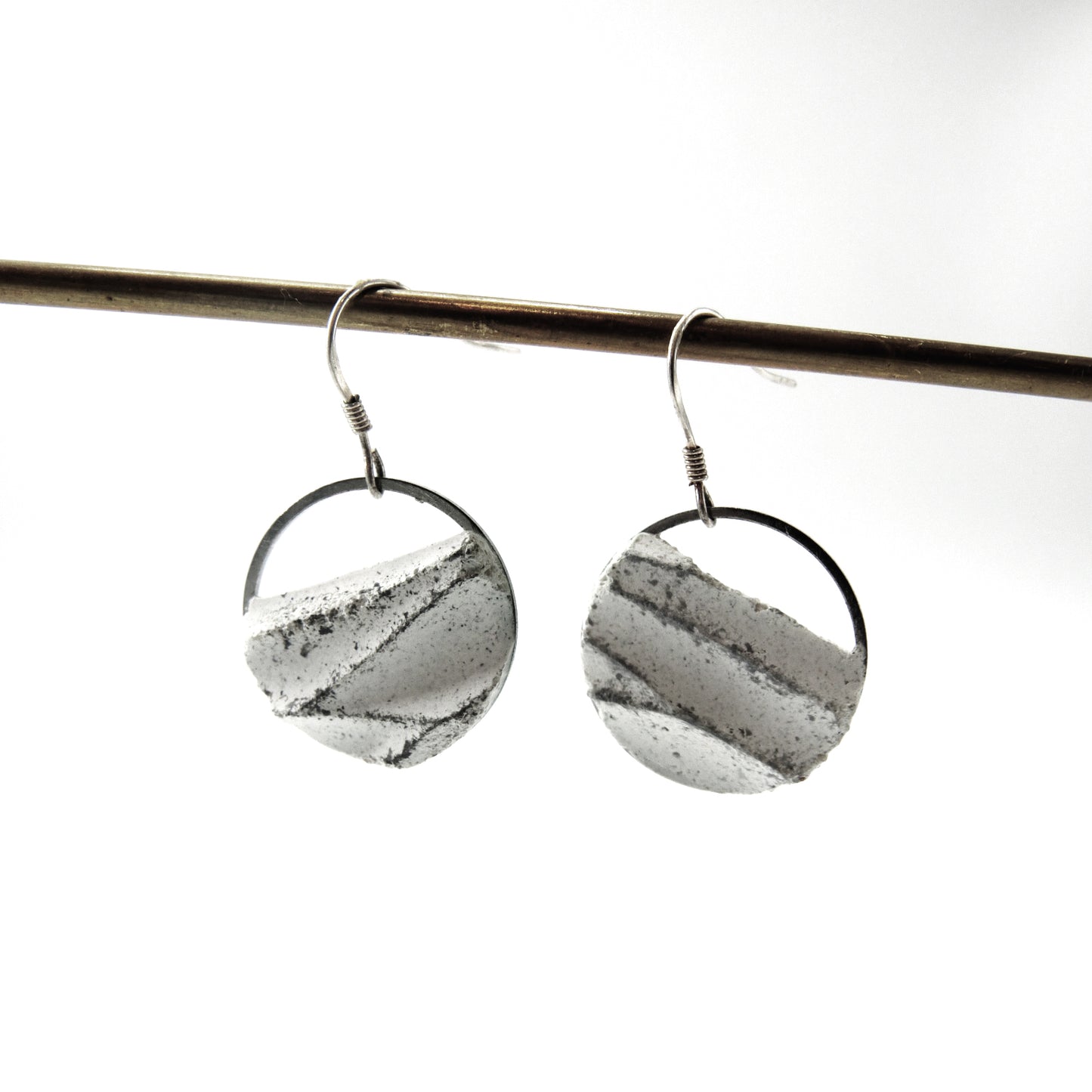 沙丘系列｜圓形垂吊水泥耳環 Sand Dune Series｜Circular cement earring