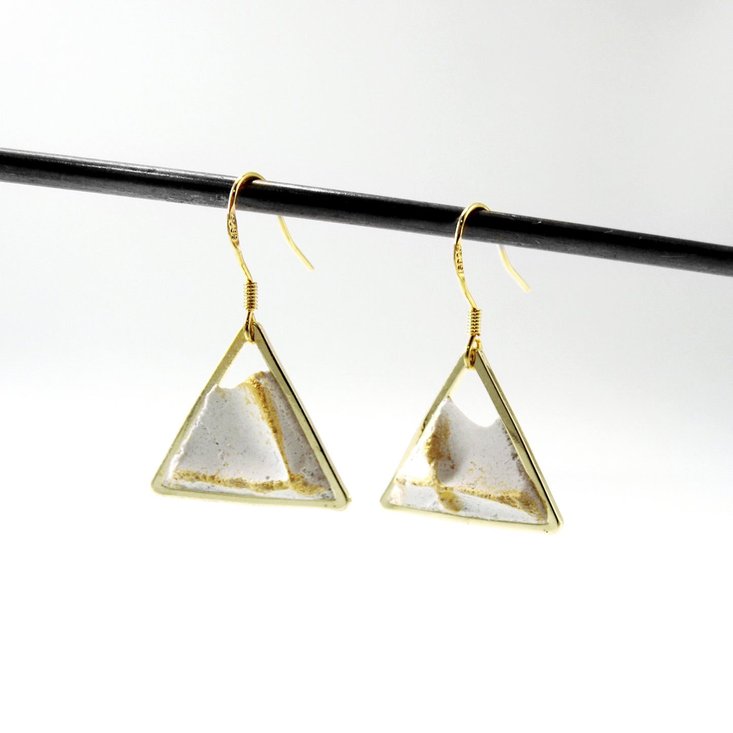 沙丘系列｜三角垂吊水泥耳環 Sand Dune Series｜Triangle cement earring