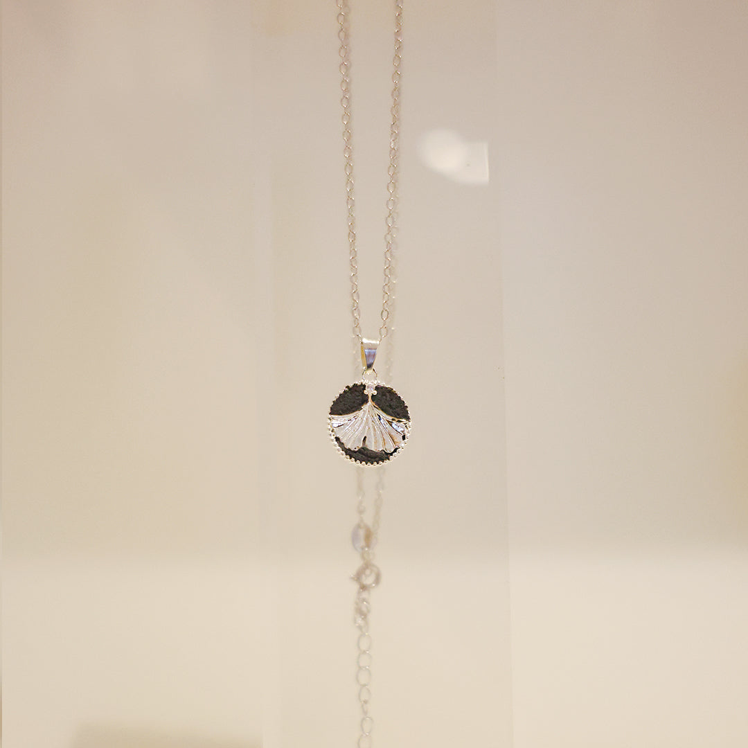 羅盤系列｜銀黑銀杏羅盤項鏈  Compass Series｜Black Ginkgo Compass Silver Necklace
