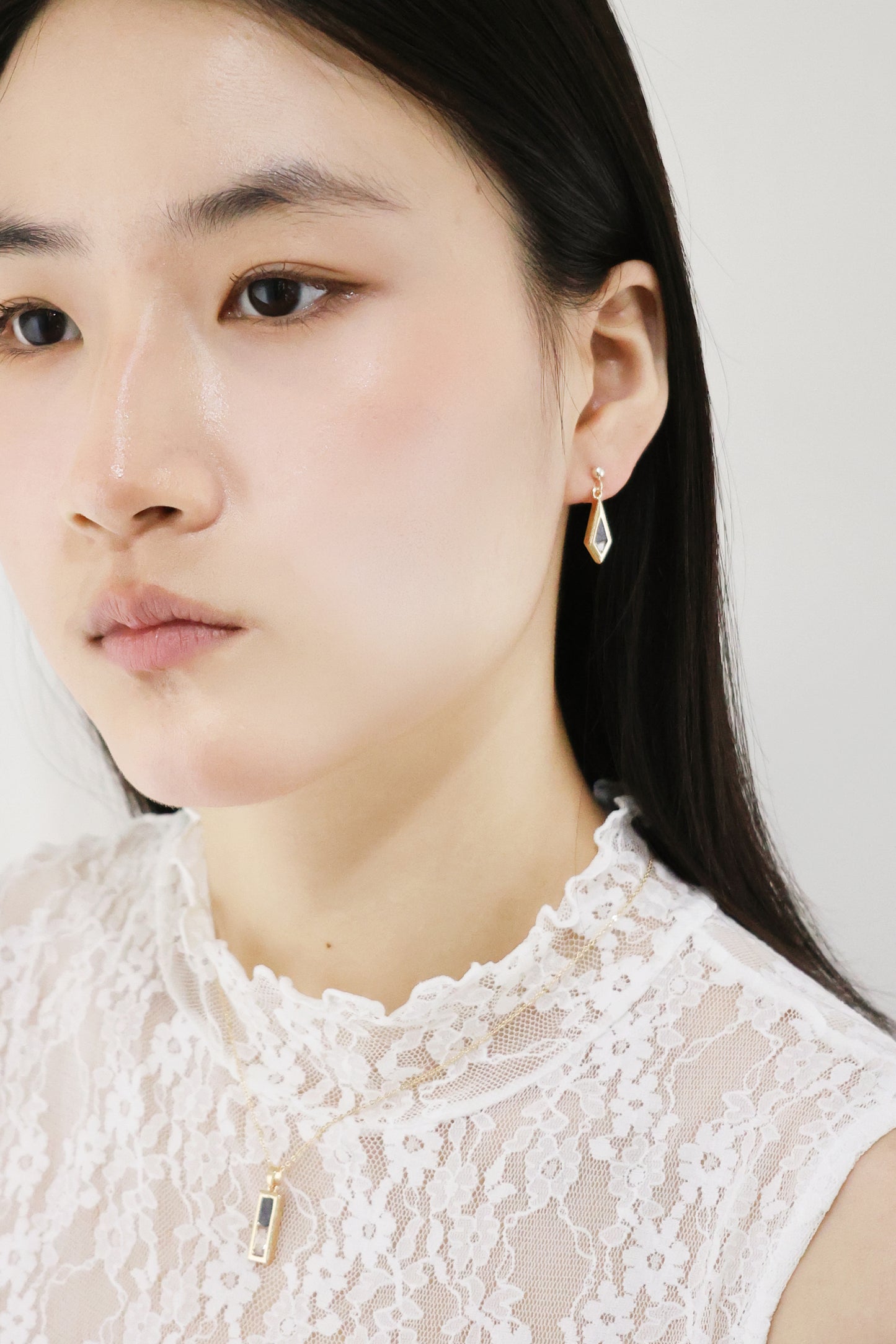 水晶系列｜黑金色菱形水晶短耳環   Crystal Series｜Night Diamond-Shaped Crystal Short Gold Earrings in Dark Gold