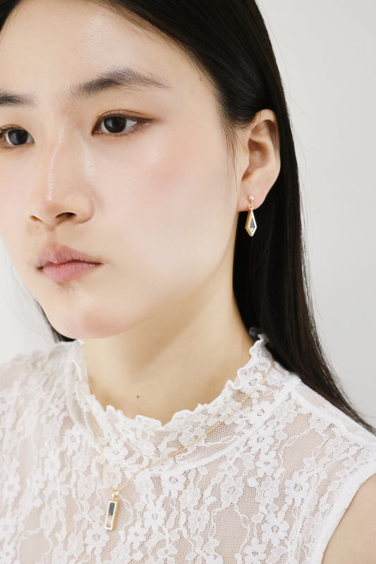 水晶系列｜黑金色菱形水晶短耳環   Crystal Series｜Night Diamond-Shaped Crystal Short Gold Earrings in Dark Gold