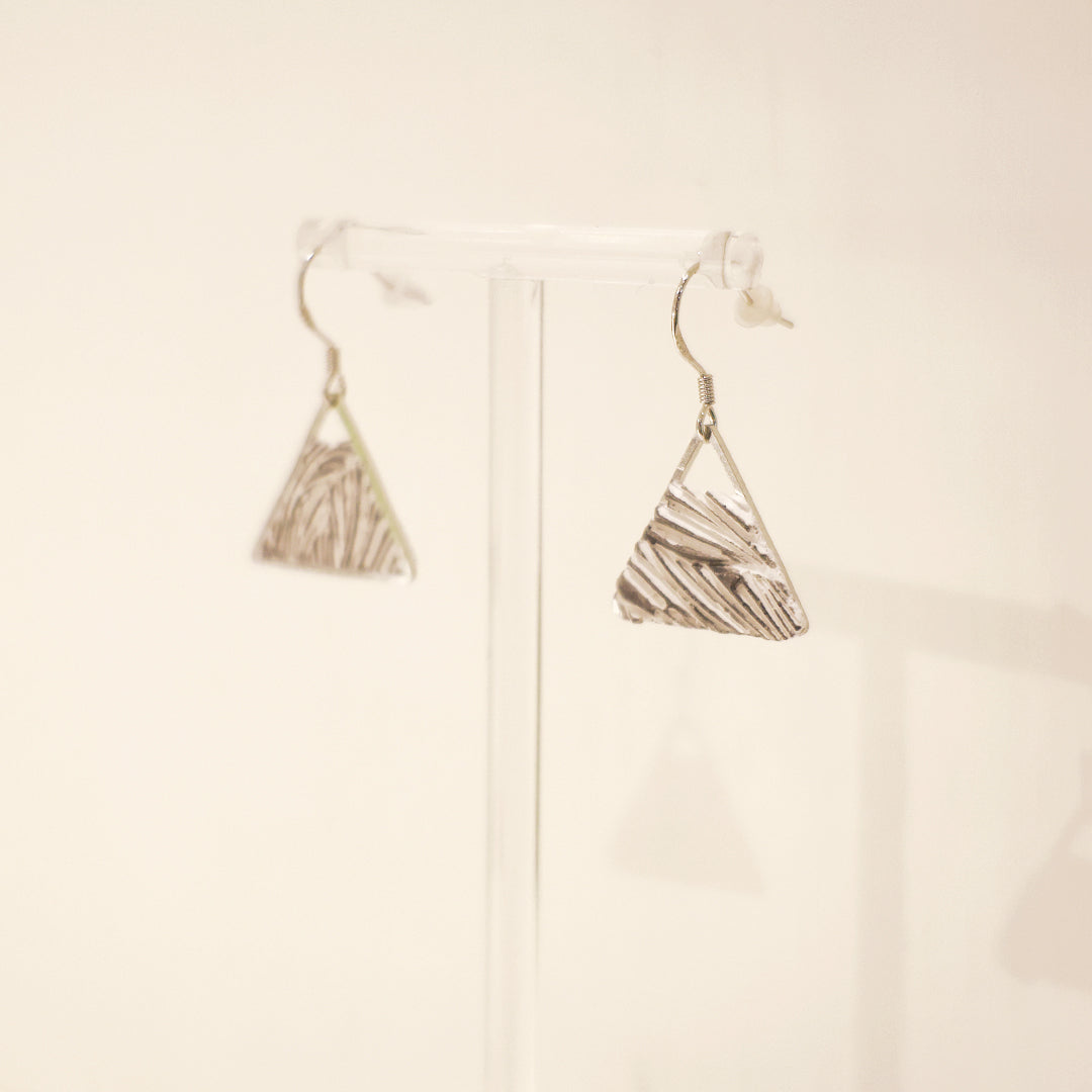 線條系列｜白銀色三角垂吊線條水泥耳環 Line Series｜Silver Triangle Cement Earrings