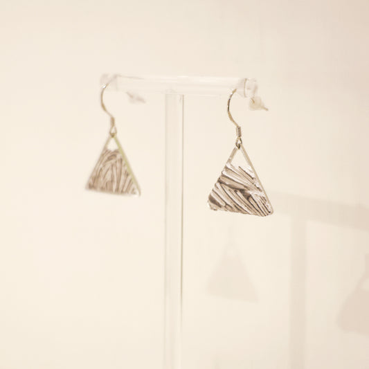 線條系列｜白銀色三角垂吊線條水泥耳環 Line Series｜Silver Triangle Cement Earrings
